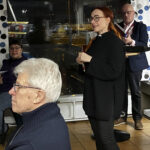 Kirkkoherra Salla Autere oli iloisesti yllättynyt, että joululaulutuokio keräsi niin paljon väkeä Seon kahvioon. Tilaisuuden vetäjä kanttori Hannu Niemelä (takana) kertoi, että joululaulutilaisuuksia on pyritty järjestämään eri paikoissa niin monia, että kaikki mahtuisivat mukaan.