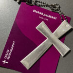 Heijastinristi tuo turvaa ja välittää joulun sanomaa.