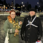 Salla Autere ja Ville Tenhunen jakoivat heijastimia aamuvarhain kylällä ja Seo:n joululaulutuokiossa.