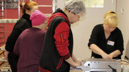 TAMMIKUU. Iin Iisi-areenan toisessa kerroksessa avautui useiden eri toimijoiden yhteistyönä IisiApu-kahvila. Maanantai-iltapäivisin avoinna oleva kahvila on koko kylän kokoontumispiste, jossa jaetaan myös kauppojen lahjoittamaa ruokaa. Paikka on osoittautunut tarpeelliseksi. Kuva: Ritva Piri