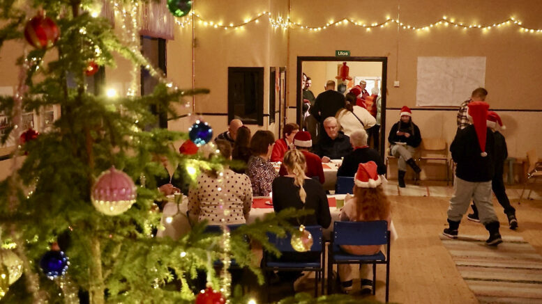 Eri ikäpolvet nauttivat Vuottojen yhteisen joulujuhlan perinteisestä tunnelmasta.
