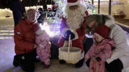 Kaksostytöt Minttu ja Meeri kävivät äitinsä Mari Turusen (vas.) kanssa joulupukin juttusilla. Päiväkoti Wilhelmiinan palveluvastaava Satu Ruuskanen (oik.) kertoi, että päiväkodin väki oli innoissaan saadessaan järjestää näyttävän joulutapahtuman. Kuvat: Auli Haapala