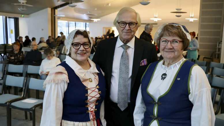 Eläkeliiton Kiimingin yhdistyksen puheenjohtaja Sirkka-Liisa Mikkonen piti 50-vuotisjuhlan avajaispuheen, EL:n puheenjohtaja Raimo Ikonen juhlapuheen ja EL Kiimingin varapuheenjohtaja Lahja Kellokumpu teki katsauksen menneisiin vuosikymmeniin. Kuvat: Teea Tunturi