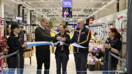 Keskon Pohjois-Suomen aluejohtaja Jari Saarinen (kuvassa vasemmalla) sekä K-supermarket Jäälin kauppiaat Hanne Similä ja Timo Similä leikkaisivat kaupan avajaisnauhan ja toivottivat asiakkaat tervetulleiksi. Kuvat: Teea Tunturi