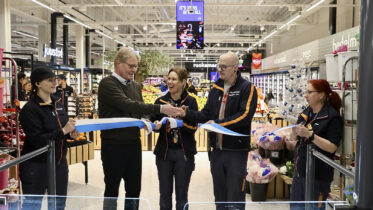 Keskon Pohjois-Suomen aluejohtaja Jari Saarinen (kuvassa vasemmalla) sekä K-supermarket Jäälin kauppiaat Hanne Similä ja Timo Similä leikkaisivat kaupan avajaisnauhan ja toivottivat asiakkaat tervetulleiksi. Kuvat: Teea Tunturi
