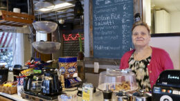 Kaisu Anttila nähdään Kaisun kahvilan tiskin takana viimeistä kertaa uudenvuodenaaton juhlissa. 13 vuoden rupeama asiakkaiden parissa päättyy eläkepäivien koittaessa. Kuvat: Teea Tunturi