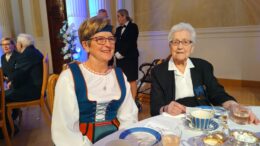 Maikki Haapaniemi ja Hanna Keskikallio olivat vaikuttuneita veteraaneille ja lotille suunnatun juhlan järjestelyistä. Katso lisää kuvia Hannan reissusta Rantapohjan nettisivuilta. Kuva: Perheen kotialbumi