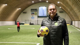 HauPan puheenjohtaja Markku Kohonen toivoo, että seura pääsee pian tarjoamaan erityisesti lapsille ja nuorille paremmat harrastusmahdollisuudet uuden jalkapallohallin muodossa. Kuvat: Teea Tunturi