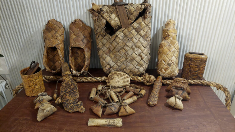 Lusa etualalla, takana virsut, kontti ja pullo. Nuottaköyden alla on katkelma vuodelta 1754 olevan verkon yläpaulaa kohoineen ja kiveksineen rinnallaan tuohituppiset puukot.