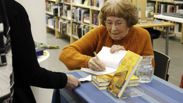 Mirja Aatsinki myi ja signeerasi tilaisuudessa painoksia Muutosten kesä -romaanistaan. Kuvat: Tuuli Turunen