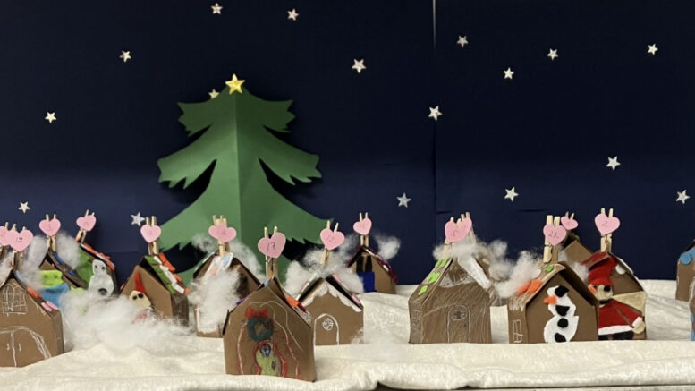 Hyvää joulun odotusta Ylikylän koulun ykkös–kakkosilta tämän kuvan myötä. Kuvassa on heidän joulukalenterinsa.