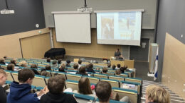 Opiskelijat saivat kuulla Jenna Jyrkisen tarinoita hänen elämästään eläinlääkärinä ja kirjailijana.