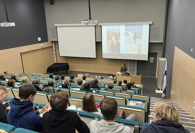 Opiskelijat saivat kuulla Jenna Jyrkisen tarinoita hänen elämästään eläinlääkärinä ja kirjailijana.