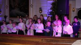 Koululaisten kuoro lauloi solistien mukana sekä taustalla, ja kuoron jäsenet kuljettivat joulun tarinaa eteenpäin tekstikatkelmien muodossa. Kuvat: Ritva Piri