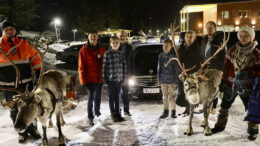 Oulun kaupunginjohtaja Ari Alatossava (toinen vasemmalta) toivotettiin Yli-Iin tervetulleeksi Poro Hekkala Mafian Rauno ja Jenni Hekkalan porojen Haltin ja Juutaksen,Yli-Iin koulun rehtorin Ville Sillanpään, oppilaiden Miikan ja Aarnin sekä kuntalaisyhdistyksen Virpi Räisäsen ja Mikko Jääskeläisen voimin. Alatossavaa kuskattiin Aimo Mikkolan omistamassa YLI-II-rekisterinumeroisessa autossa sekä poron pulkassa. Tilaisuuden alussa Petja Ylikoski soitti trumpetilla fanfaarin kaupunginjohtajan käynnin kunniaksi. Kuvat: Teea Tunturi