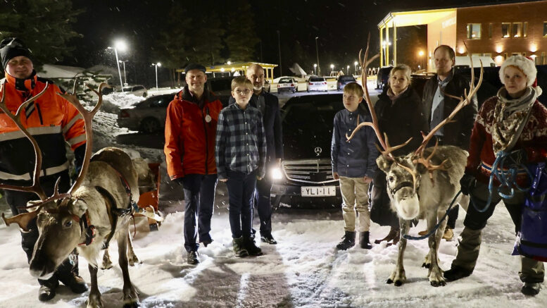 Oulun kaupunginjohtaja Ari Alatossava (toinen vasemmalta) toivotettiin Yli-Iin tervetulleeksi Poro Hekkala Mafian Rauno ja Jenni Hekkalan porojen Haltin ja Juutaksen,Yli-Iin koulun rehtorin Ville Sillanpään, oppilaiden Miikan ja Aarnin sekä kuntalaisyhdistyksen Virpi Räisäsen ja Mikko Jääskeläisen voimin. Alatossavaa kuskattiin Aimo Mikkolan omistamassa YLI-II-rekisterinumeroisessa autossa sekä poron pulkassa. Tilaisuuden alussa Petja Ylikoski soitti trumpetilla fanfaarin kaupunginjohtajan käynnin kunniaksi. Kuvat: Teea Tunturi