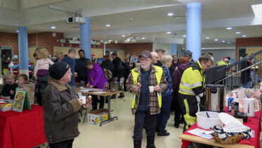 Väkeä oli jälleen runsaasti Yli-Iin joulumyyjäisissä. Kuva: Kari Holma
