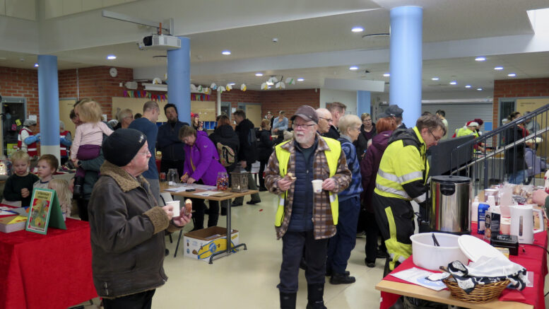 Väkeä oli jälleen runsaasti Yli-Iin joulumyyjäisissä. Kuva: Kari Holma
