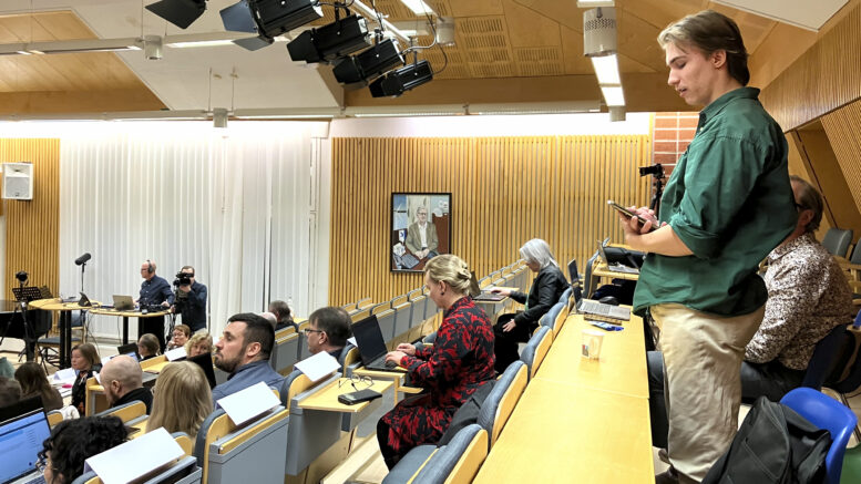 Iin nuorisovaltuuston kausi on vaihtumassa. Nykyinen puheenjohtaja Konsta Kyröläinen kiitti kunnanvaltuutettuja hyvästä yhteistyöstä ja kiitti, että on saanut olla vaikuttamassa nuorten asioihin. Kuvat: Tuija Järvelä-Uusitalo