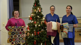 Lahjoitukset vastaanottivat Kirsi Aho (vas.) sekä hoitajat Virpi Leppävuori ja Saila Perttu. Kuva: Iida Littow-Putkonen