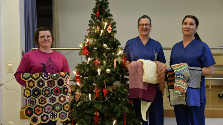 Lahjoitukset vastaanottivat Kirsi Aho (vas.) sekä hoitajat Virpi Leppävuori ja Saila Perttu. Kuva: Iida Littow-Putkonen