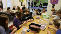 LOKAKUU. Jatulin nuorisotiloissa oli säpinää koulujen syyslomaviikolla. Kaupunki pilotoi paikallisten yhteistyökumppaneiden kanssa maksuttoman ruokailun ja toimintaviikon Haukiputaan alueen koululaisille. Kuva: Auli Haapala