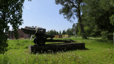 Tykkimiesten muistomerkki kotiseutumuseon lähimaastossa. Haukiputaalaisia oli tykistössä sekä talvi- että jatkosodassa. Kuvassa jatkosodassa käytetty haupitsi 155 H/17, kutsumanimeltä ”Tuhkaluukku”. Niitä hankittiin Suomeen noin 160 kpl vuosina 1940–1944. Kuvat: Kari Holma