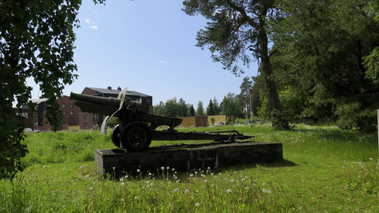 Tykkimiesten muistomerkki kotiseutumuseon lähimaastossa. Haukiputaalaisia oli tykistössä sekä talvi- että jatkosodassa. Kuvassa jatkosodassa käytetty haupitsi 155 H/17, kutsumanimeltä ”Tuhkaluukku”. Niitä hankittiin Suomeen noin 160 kpl vuosina 1940–1944. Kuvat: Kari Holma