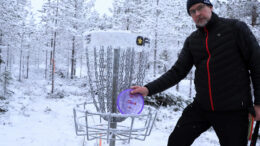 Jukka Tienhaara viimeistelemässä ja tarkistamassa frisbeegolfradan heittokoreja ja opasteita ennen avajaiskisoja. Vähäinen lumen määrä on lajille suotuisa. Annalankankaan rata tukee erityisesti uusien harrastajien, paikallisten asukkaiden ja nuorison liikuntamahdollisuuksia. Kuvat: Auli Haapala