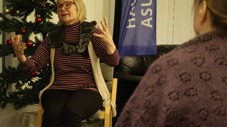 – Annetaan musiikin viedä! Tanssiminen onnistuu paikoillaan istuessakin. Leena Kokko veti tuolitanssin Satumaa-tangon tahdissa. Kuvat: Auli Haapala