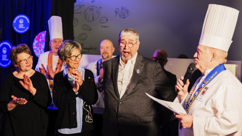 Kilpailun päätuomari Esa Koppelo julkistaa voittajaksi Mikael Ruolan. Vasemmalla finalistit Virpi Kurtti ja Reija Satokangas. Takana tuomaristosta Jarmo Ojala (vas.), Teemu Talala ja Pasi Ruuskanen.