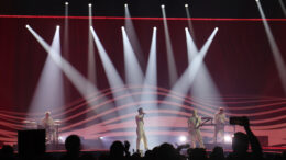 Vuosi vaihtui Kuumaan kappaleen Ylivoimaista aikana. "Nyt alkoi meidän bileet", totesi solisti Johannes Brotherius televisiokameroiden sulkeuduttua vuodenvaihteen jälkeen. Kuvat: Tuija Järvelä-Uusitalo