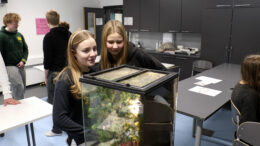 Viola Rekola (vas.) aikoo hakea OSAO Kontinkankaalle sosiaali- ja terveysalan koulutukseen. Noora Kanniala hakee näillä näkymin Iin lukioon. Kuvat: Tuija Järvelä-Uusitalo