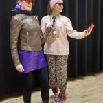 Harmaiden alueella -näytelmässä on kohutoimittaja Penna Jäniksenä Minna Laurila-Harju ja tontun tyttöystävänä Sanna Hyry.