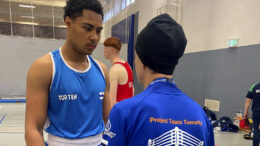 Maajoukkuenyrkkeilijä Eku Tomety valmistautumassa EM-kehään joulukuussa Saksassa valmentajansa Matti Lanton kanssa.