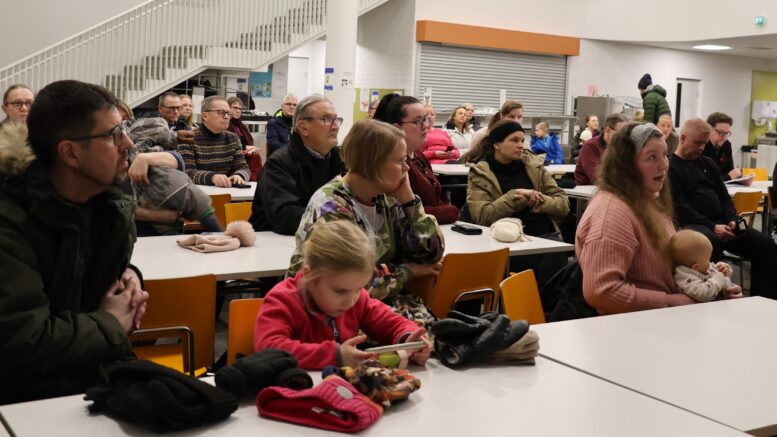 Palveluverkkoselvitykseen sisältyvät rajut esitykset erättivät huolta ja runsaasti kysymyksiä. Kuvat: Auli Haapala