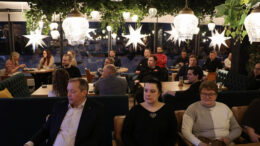 Haukiputaan Yrittäjien aamupala- ja koulutustilaisuus Kannattavan kasvun porrastreenit keräsi ennätysmäärän osallistujia. Etualalla OP:n Sami Heikkilä ja paikalliset yrittäjät Jonna Kurvinen ja Leena Niemelä. Kuvat: Auli Haapala