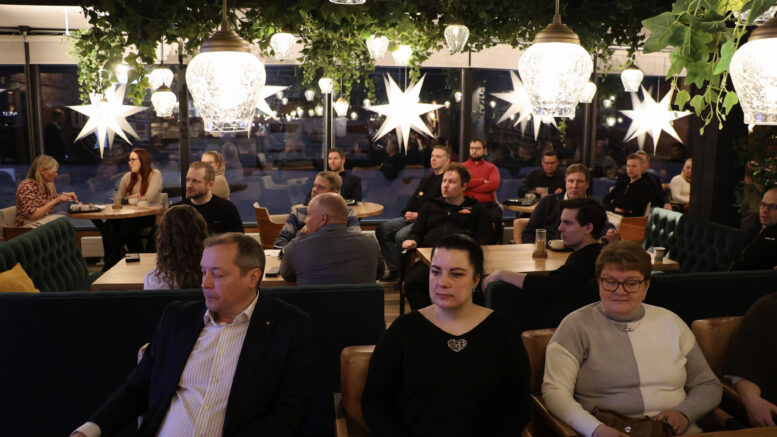 Haukiputaan Yrittäjien aamupala- ja koulutustilaisuus Kannattavan kasvun porrastreenit keräsi ennätysmäärän osallistujia. Etualalla OP:n Sami Heikkilä ja paikalliset yrittäjät Jonna Kurvinen ja Leena Niemelä. Kuvat: Auli Haapala