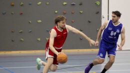 KiiRin palkittu Santtu Keinonen rynnii vauhdilla ohi Kempeleen Andraz Ravnikarin. Kuva: Matti Tieksola