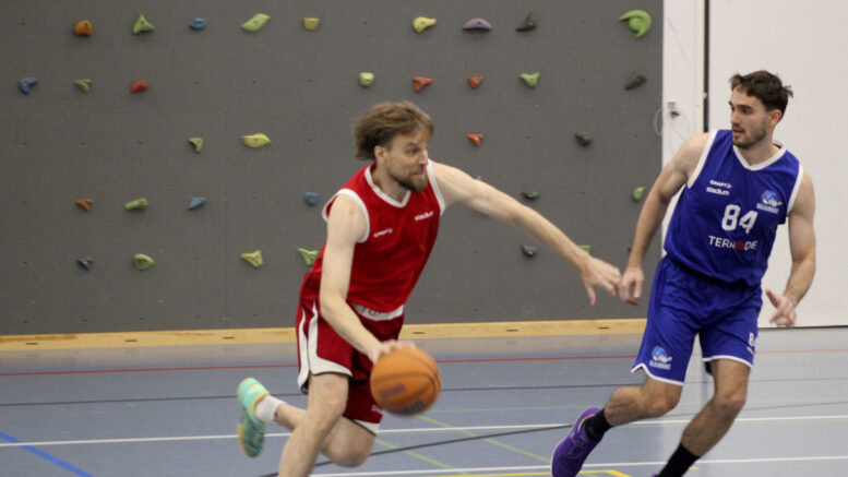 KiiRin palkittu Santtu Keinonen rynnii vauhdilla ohi Kempeleen Andraz Ravnikarin. Kuva: Matti Tieksola