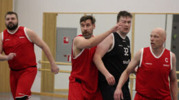 Kolme KiiRin isokokoista pelaajaa Juho Kauro (vas.), Ismo Lindstedt ja Karri Oikarainen yrittävät pidätellä ONMKY:n Teemu Rikkolaa. Kuva: Matti Tieksola