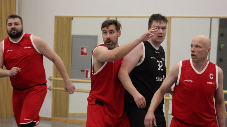 Kolme KiiRin isokokoista pelaajaa Juho Kauro (vas.), Ismo Lindstedt ja Karri Oikarainen yrittävät pidätellä ONMKY:n Teemu Rikkolaa. Kuva: Matti Tieksola