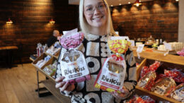 Iita Tyykiluodolla on käsissään Menestysreseptikisassa pärjännyt uusi tuote siemenrieska Putaan Pullan leipomomyymälässä Martinniemessä. Kuva: Auli Haapala