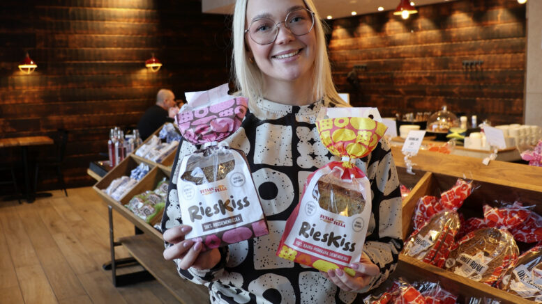 Iita Tyykiluodolla on käsissään Menestysreseptikisassa pärjännyt uusi tuote siemenrieska Putaan Pullan leipomomyymälässä Martinniemessä. Kuva: Auli Haapala