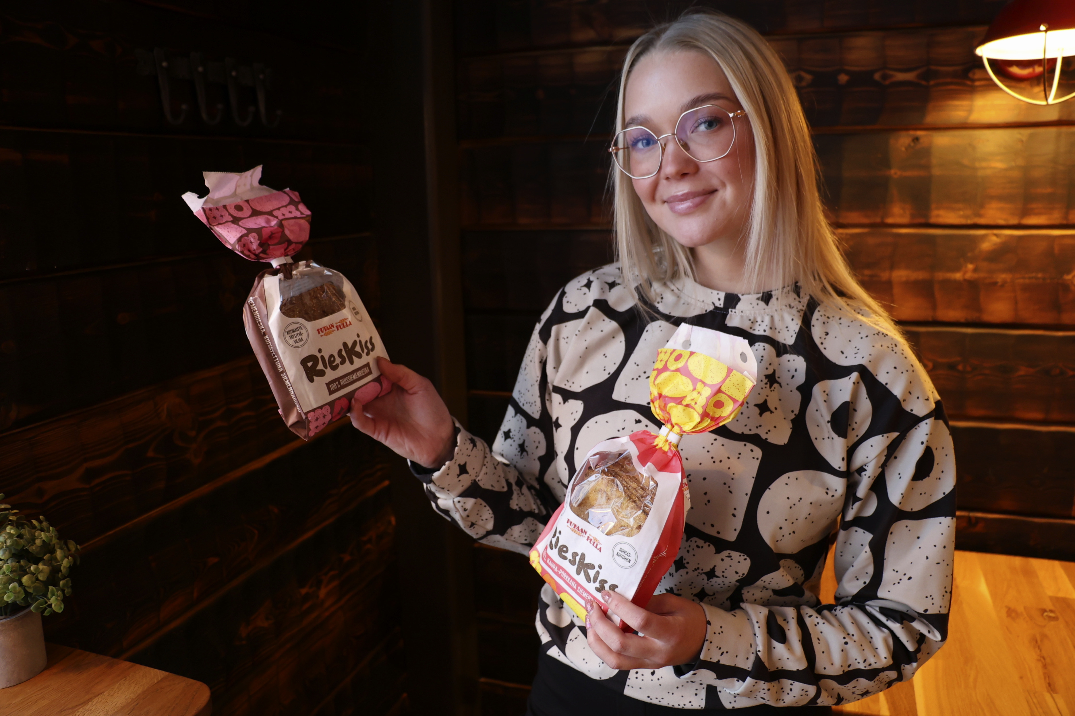 – Olemme todella tyytyväisiä ja ylpeitä tuotteestamme, Iita Tyykiluoto sanoo. Kuva: Auli Haapala