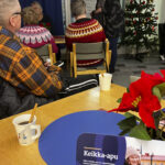 ODL:n vapaaehtoistoiminnan koordinaattori Marjaleena Kyllönen (takana oik.) oli kertomassa tarjolla olevasta keikka-avusta Haukiputaan liikehäiriösairauskerhon kokoontumisessa Haukiputaan yhteisötilassa.