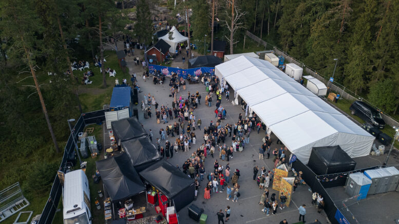 Yleisötilaisuuksien luvitus kannattaa hoitaa ajoissa, muistuttaa poliisi. Arkistokuva Koiteli elää -tapahtumasta vuodelta 2024. Kuva: Joona Karjalainen