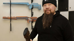 Iiläisen puuseppä Kimmo Handin käsissä syntyy asiakkaan mittojen mukaan tehtyjä aseiden tukkeja. Niille ja hänen suunnittelemilleen aseiden perälevyille on myönnetty Avainlippu-merkki.