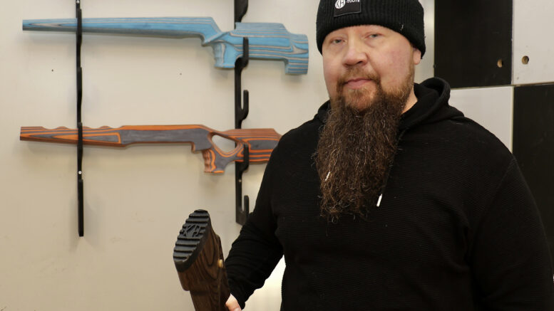 Iiläisen puuseppä Kimmo Handin käsissä syntyy asiakkaan mittojen mukaan tehtyjä aseiden tukkeja. Niille ja hänen suunnittelemilleen aseiden perälevyille on myönnetty Avainlippu-merkki.