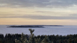 Näköalatornista avautuu hienot näkymät merelle. Etualalla Kropsun saari, takana akana Hiuvet. Kuva: Kirsti Lehtinen